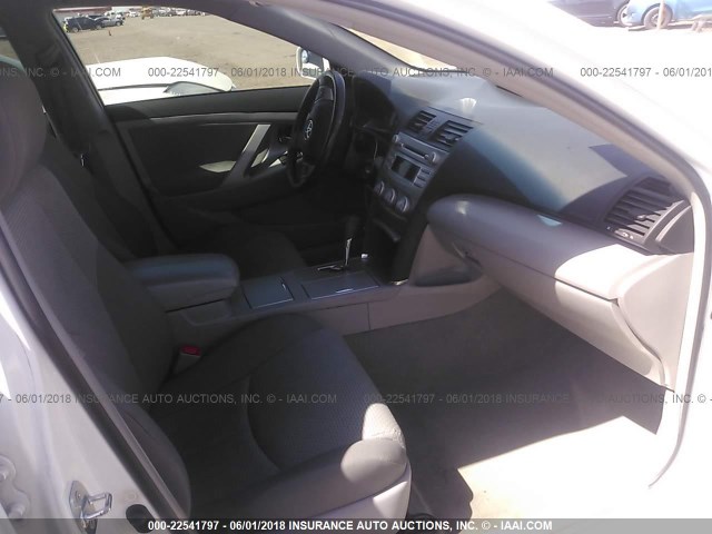 4T1BF3EK8AU573446 - 2010 TOYOTA CAMRY SE/LE/XLE WHITE photo 5