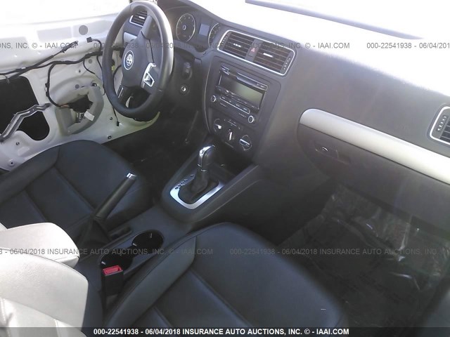 3VWD17AJ5EM354418 - 2014 VOLKSWAGEN JETTA SE თეთრი ფოტო 5