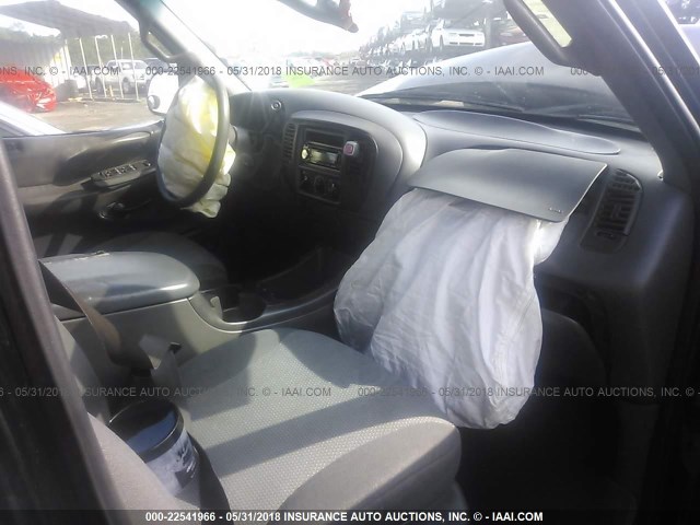 1FMRU15W21LA52000 - 2001 FORD EXPEDITION XLT შავი ფოტო 5