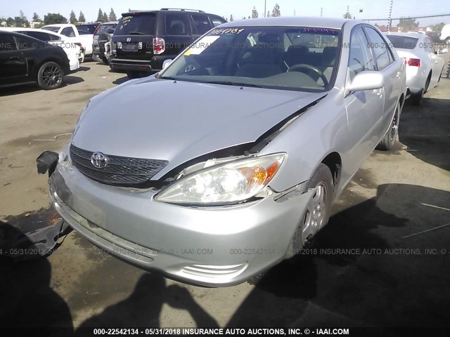 4T1BE32K92U586117 - 2002 TOYOTA CAMRY LE/XLE/SE 银色 照片 2