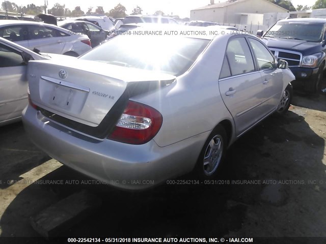 4T1BE32K92U586117 - 2002 TOYOTA CAMRY LE/XLE/SE 银色 照片 4