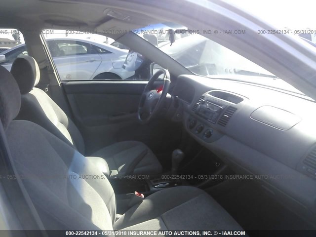 4T1BE32K92U586117 - 2002 TOYOTA CAMRY LE/XLE/SE 银色 照片 5