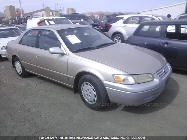 JT2BG22K3V0094924 - 1997 TOYOTA CAMRY LE/XLE BEIGE photo 1