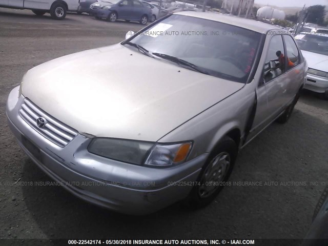 JT2BG22K3V0094924 - 1997 TOYOTA CAMRY LE/XLE BEIGE photo 2