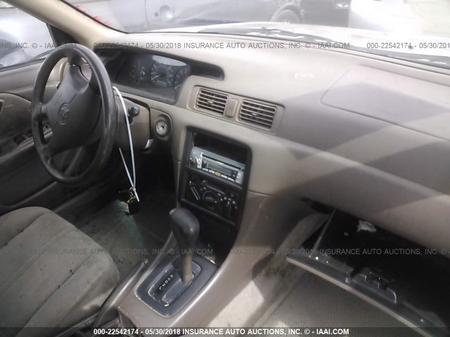 JT2BG22K3V0094924 - 1997 TOYOTA CAMRY LE/XLE BEIGE photo 5