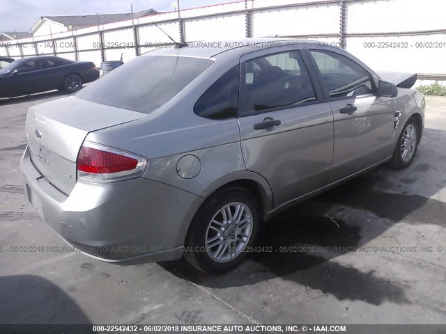 1FAHP35N48W238677 - 2008 FORD FOCUS SE/SEL/SES GRAY photo 4