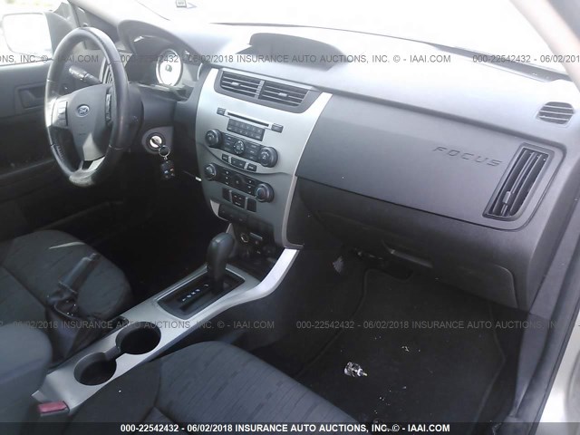 1FAHP35N48W238677 - 2008 FORD FOCUS SE/SEL/SES GRAY photo 5