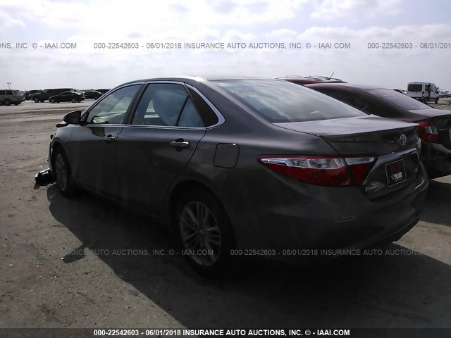 4T1BF1FKXHU360219 - 2017 TOYOTA CAMRY LE/XLE/SE/XSE GRAY photo 3