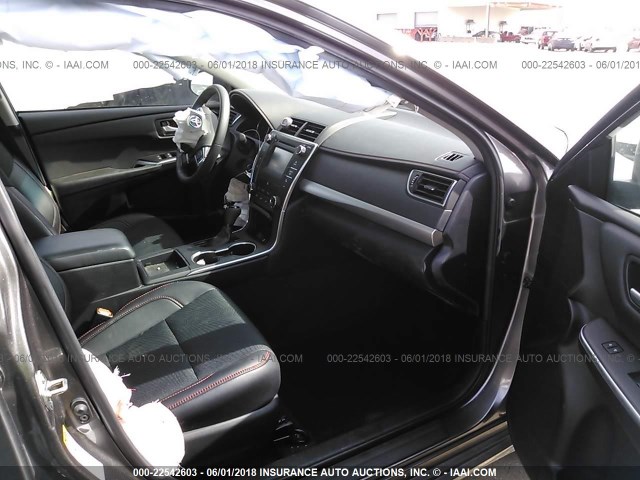 4T1BF1FKXHU360219 - 2017 TOYOTA CAMRY LE/XLE/SE/XSE GRAY photo 5