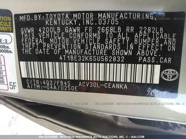 4T1BE32K65U562832 - 2005 TOYOTA CAMRY LE/XLE/SE ოქროსფერი ფოტო 9