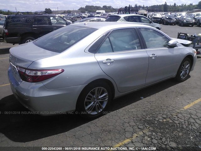 4T1BF1FK6FU904938 - 2015 TOYOTA CAMRY LE/XLE/SE/XSE SILVER photo 4