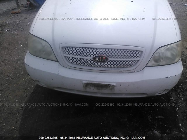 KNDUP131246589496 - 2004 KIA SEDONA EX/LX WHITE photo 6