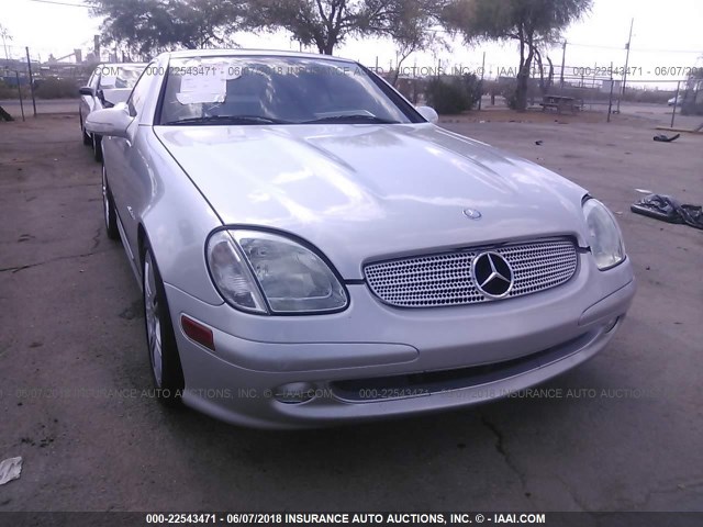 WDBKK49F84F299725 - 2004 MERCEDES-BENZ SLK 230 KOMPRESSOR SILVER photo 6