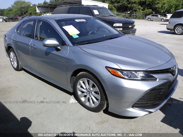 JTNB11HK4J3014335 - 2018 TOYOTA CAMRY L/LE/XLE/SE/XSE SILVER photo 1