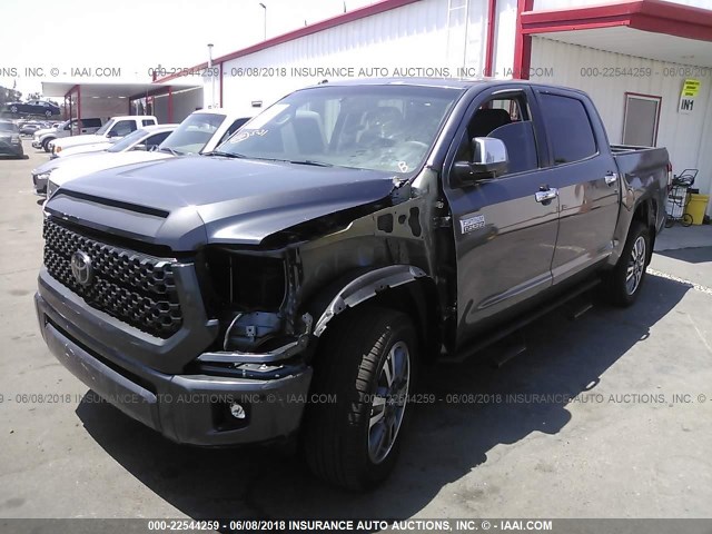 5TFAY5F1XJX689807 - 2018 TOYOTA TUNDRA CREWMAX 1794/PLATINUM 灰色 照片 2
