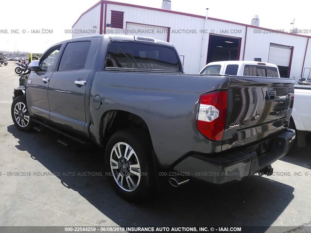 5TFAY5F1XJX689807 - 2018 TOYOTA TUNDRA CREWMAX 1794/PLATINUM 灰色 照片 3