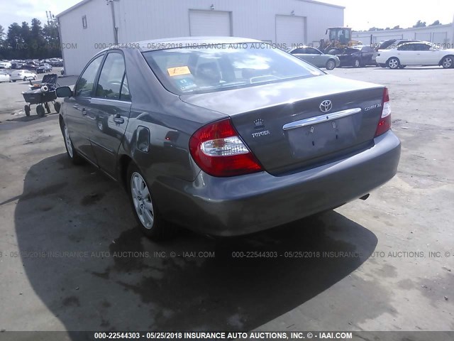 4T1BE30K03U709100 - 2003 TOYOTA CAMRY LE/XLE/SE ნაცრისფერი ფოტო 3