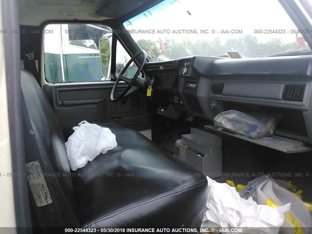 1FDPF80C2VVA15112 - 1997 FORD F800 WHITE photo 5