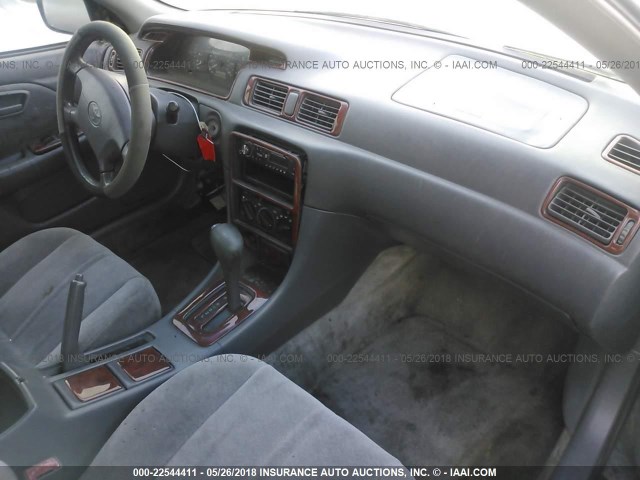 JT2BG22K9W0256749 - 1998 TOYOTA CAMRY CE/LE/XLE 灰色 照片 5