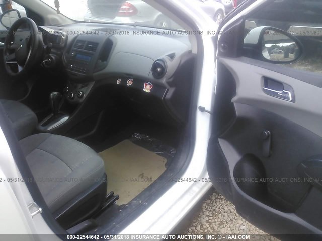 1G1JA6SH4C4145104 - 2012 CHEVROLET SONIC LS WHITE photo 5