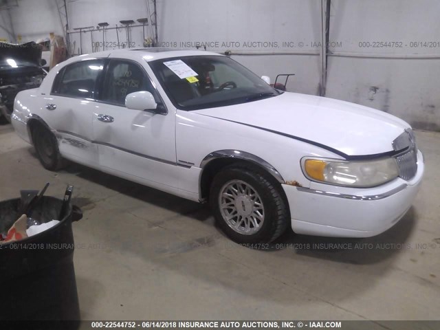 1LNHM82W3XY659690 - 1999 LINCOLN TOWN CAR SIGNATURE WHITE photo 1