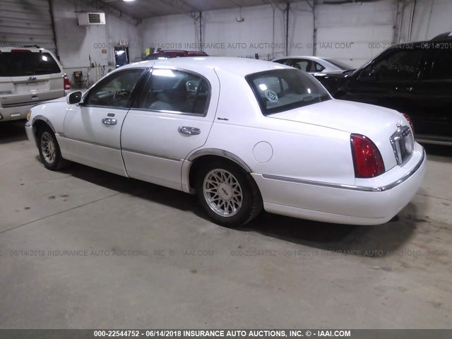 1LNHM82W3XY659690 - 1999 LINCOLN TOWN CAR SIGNATURE WHITE photo 3