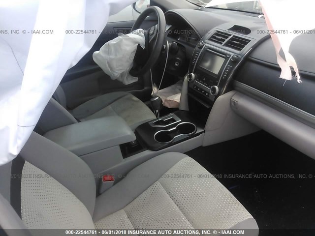 4T4BF1FK0CR187437 - 2012 TOYOTA CAMRY SE/LE/XLE ვერცხლისფერი ფოტო 5