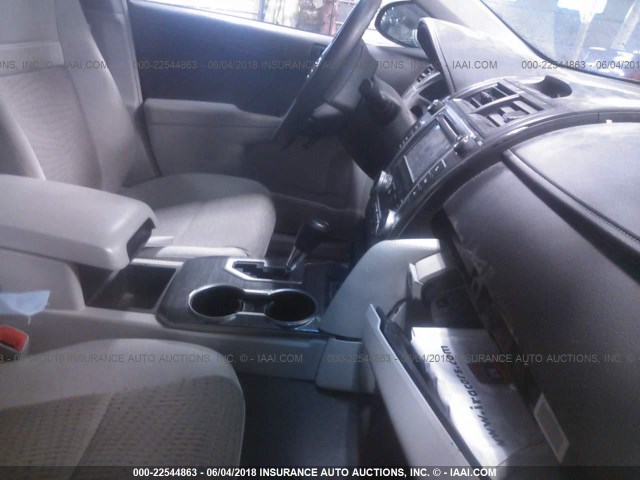 4T1BD1FK0DU090966 - 2013 TOYOTA CAMRY HYBRID/LE/XLE 深蓝色 照片 5