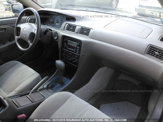 JT2BG22K9Y0396996 - 2000 TOYOTA CAMRY CE/LE/XLE ოქროსფერი ფოტო 5