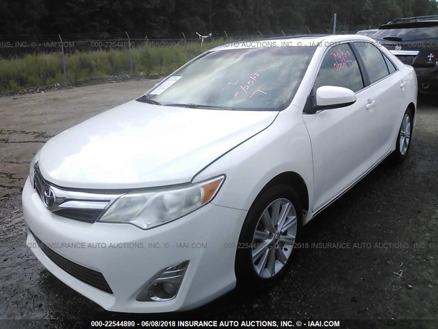 4T1BK1FK6EU541079 - 2014 TOYOTA CAMRY SE/XLE WHITE photo 2