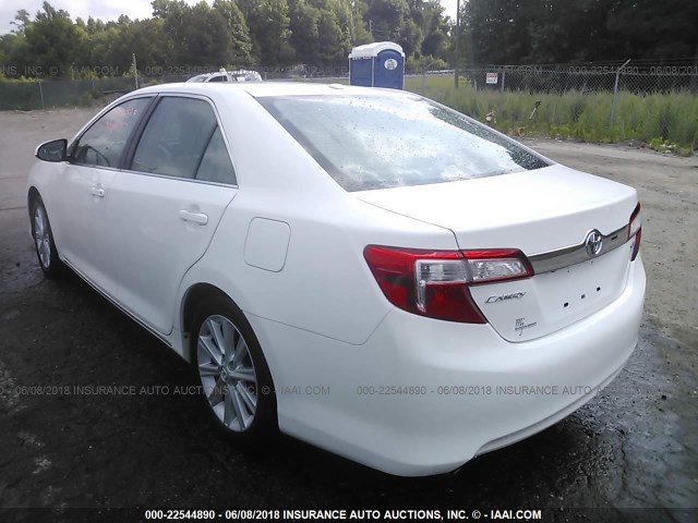 4T1BK1FK6EU541079 - 2014 TOYOTA CAMRY SE/XLE WHITE photo 3