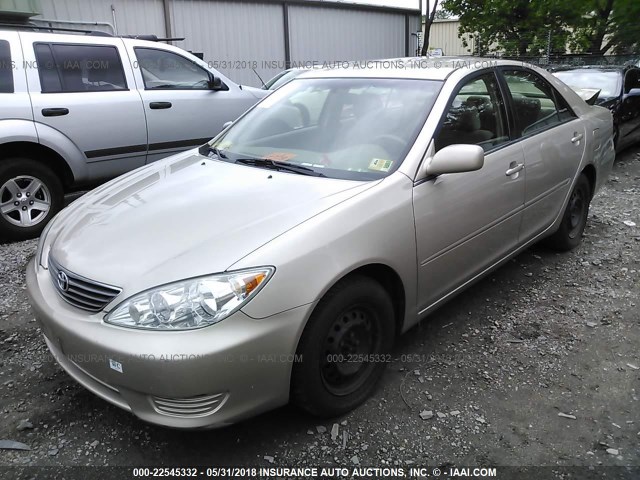 4T1BE30K05U994500 - 2005 TOYOTA CAMRY LE/XLE/SE ბეჟი ფოტო 2