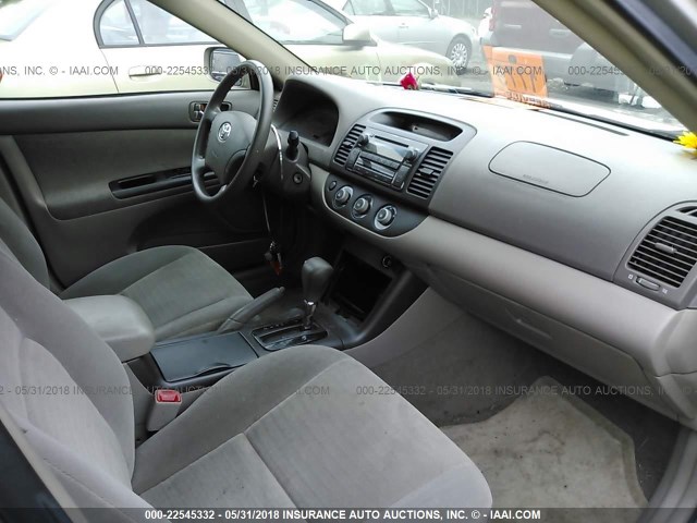 4T1BE30K05U994500 - 2005 TOYOTA CAMRY LE/XLE/SE ბეჟი ფოტო 5