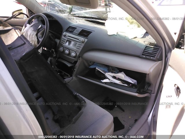 4T4BF3EK3BR158123 - 2011 TOYOTA CAMRY SE/LE/XLE SILVER photo 5
