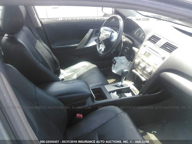 4T1BK46K38U070157 - 2008 TOYOTA CAMRY LE/XLE/SE ნაცრისფერი ფოტო 5