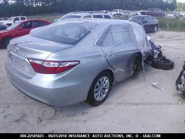 4T1BF1FK6HU316606 - 2017 TOYOTA CAMRY LE/XLE/SE/XSE SILVER photo 4