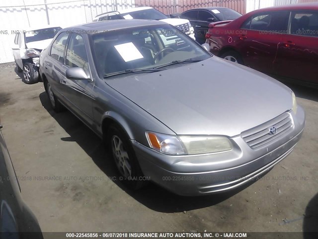 JT2BF28KXW0118244 - 1998 TOYOTA CAMRY LE/XLE GOLD photo 1