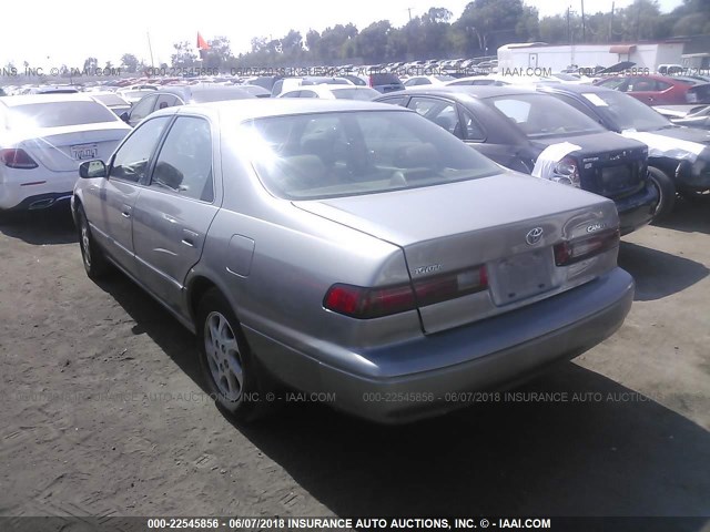 JT2BF28KXW0118244 - 1998 TOYOTA CAMRY LE/XLE GOLD photo 3