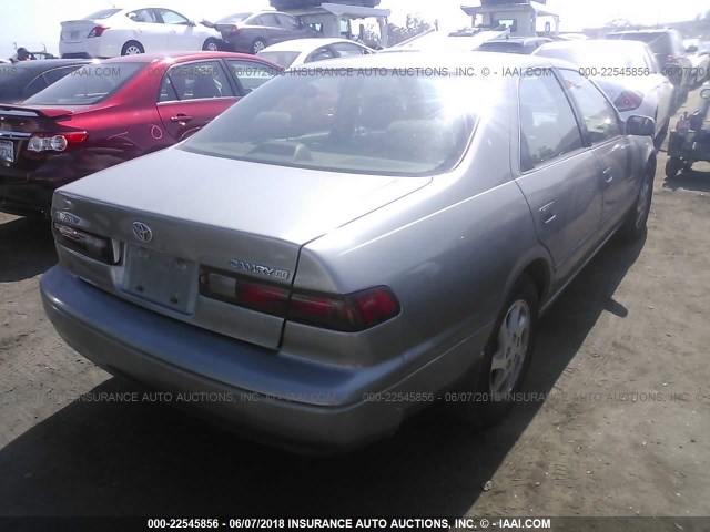 JT2BF28KXW0118244 - 1998 TOYOTA CAMRY LE/XLE GOLD photo 4