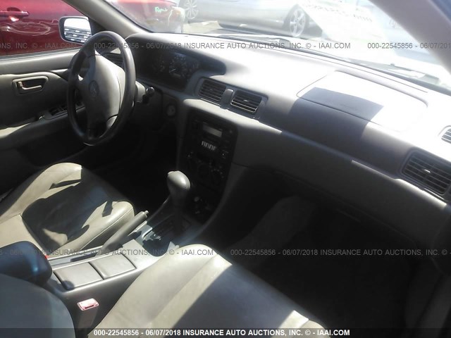 JT2BF28KXW0118244 - 1998 TOYOTA CAMRY LE/XLE GOLD photo 5