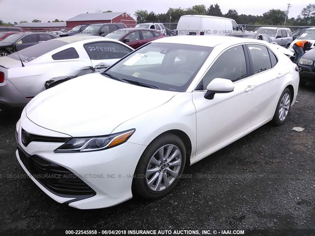 JTNB11HK1J3005866 - 2018 TOYOTA CAMRY L/LE/XLE/SE/XSE WHITE photo 2