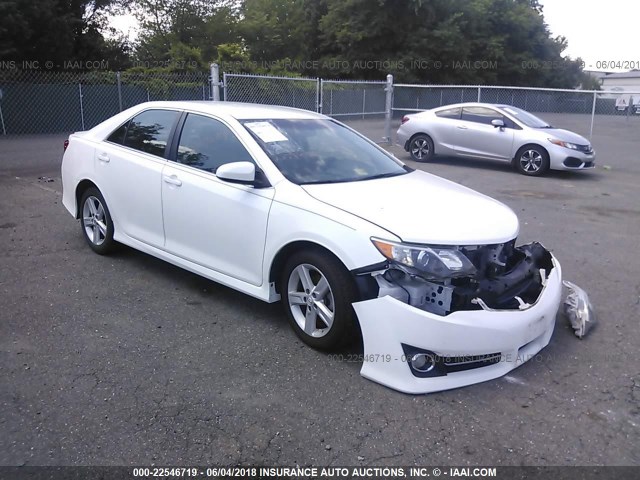 4T1BF1FK9EU372065 - 2014 TOYOTA CAMRY L/SE/LE/XLE თეთრი ფოტო 1