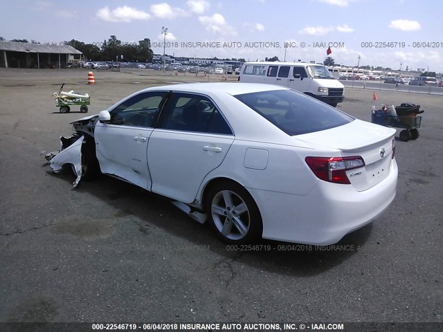 4T1BF1FK9EU372065 - 2014 TOYOTA CAMRY L/SE/LE/XLE თეთრი ფოტო 3