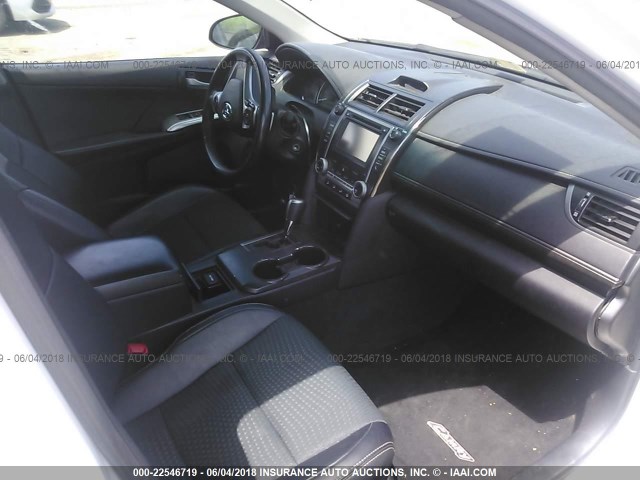 4T1BF1FK9EU372065 - 2014 TOYOTA CAMRY L/SE/LE/XLE თეთრი ფოტო 5