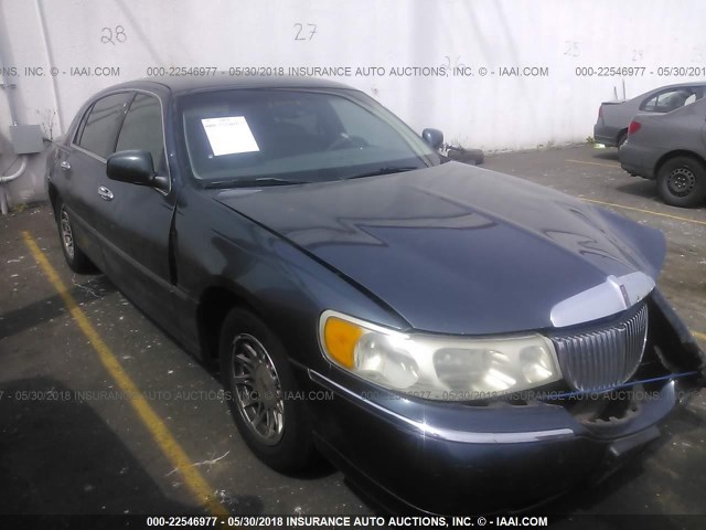 1LNFM82W6WY661715 - 1998 LINCOLN TOWN CAR SIGNATURE BLUE photo 1