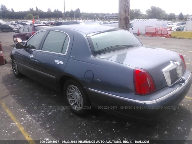 1LNFM82W6WY661715 - 1998 LINCOLN TOWN CAR SIGNATURE BLUE photo 3