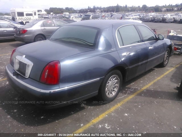 1LNFM82W6WY661715 - 1998 LINCOLN TOWN CAR SIGNATURE BLUE photo 4