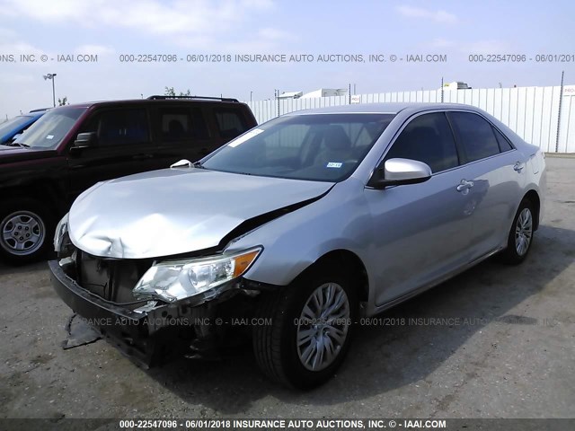 4T4BF1FK7ER364939 - 2014 TOYOTA CAMRY L/SE/LE/XLE SILVER photo 2