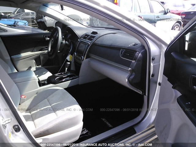 4T4BF1FK7ER364939 - 2014 TOYOTA CAMRY L/SE/LE/XLE SILVER photo 5