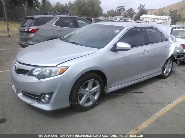 4T1BF1FK6EU352890 - 2014 TOYOTA CAMRY L/SE/LE/XLE 银色 照片 2